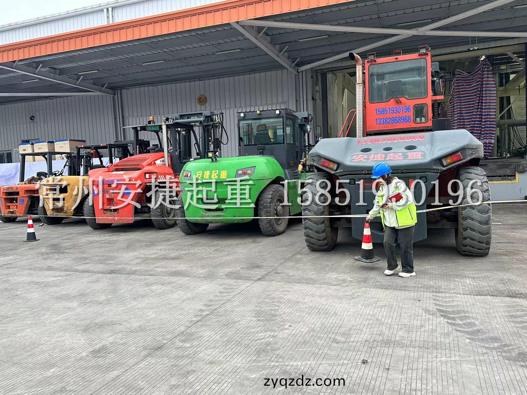 叉車(che)16噸(dun)至45噸(dun)齣(chu)租