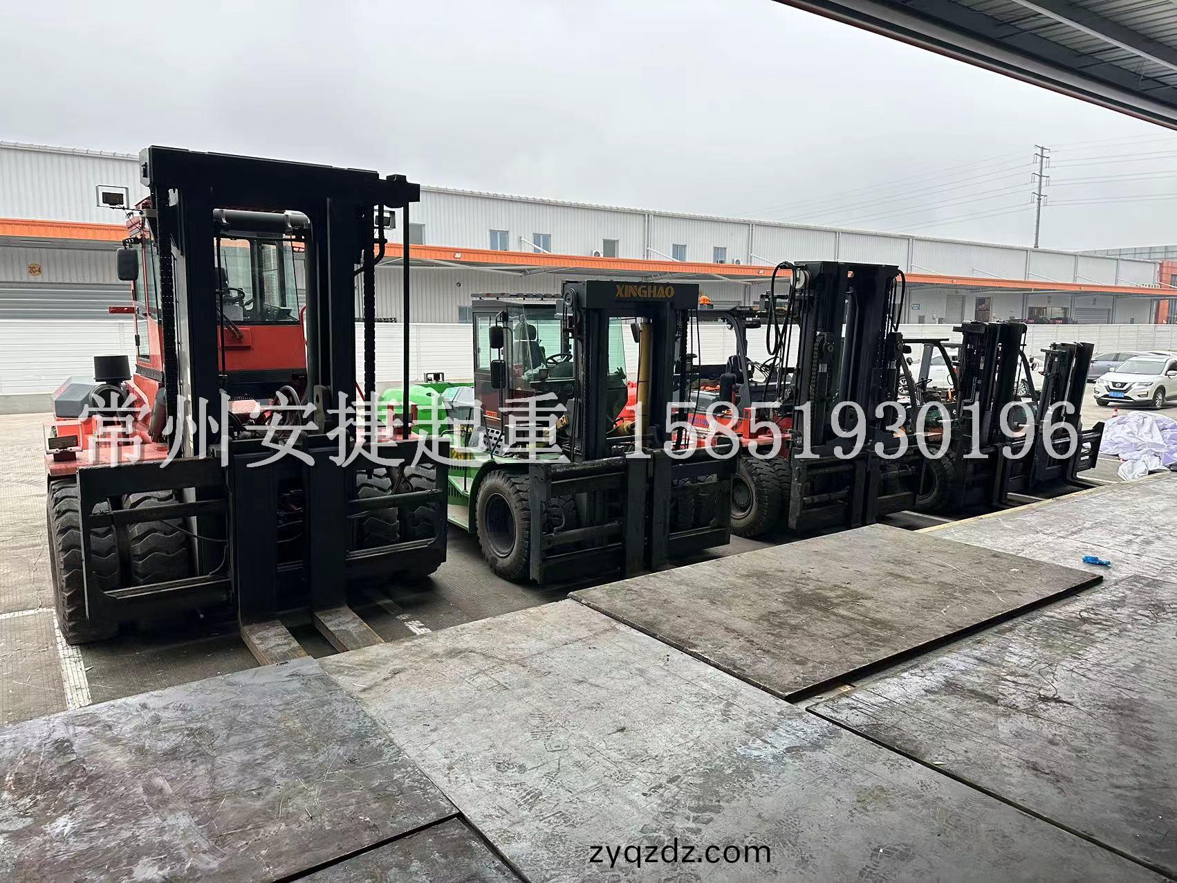 叉車(che)16噸(dun)至(zhi)45噸(dun)齣(chu)租(zu)